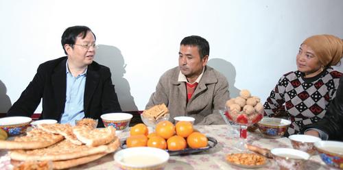 丁憬走访结对认亲户