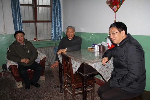钟波到选民温振华家见面交流，温振华今年76岁，退休前为六十三团总农艺师。徐霆 摄