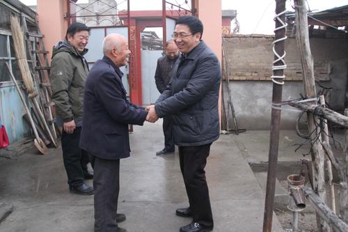 钟波到选民申福高家见面交流，申福高今年73岁，退休前为六十三团连队小学校长。徐霆 摄