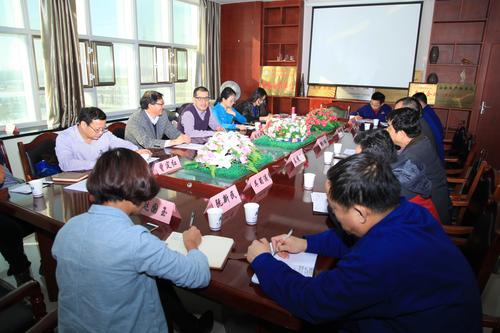 考核小组听取汇报