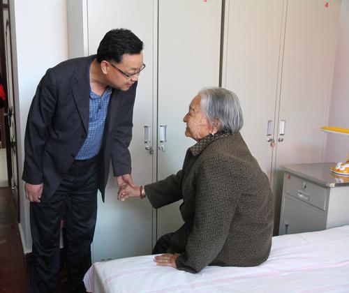 夏建新副局长与养老院长老人亲切交流1
