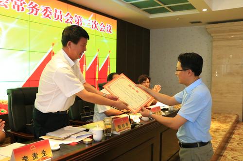 市人大常委会党组书记、主任程相申为新任可克达拉市人民政府副市长王为华颁发任命书