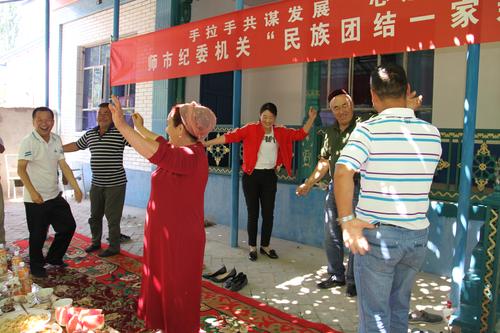 “亲戚”们载歌载舞
