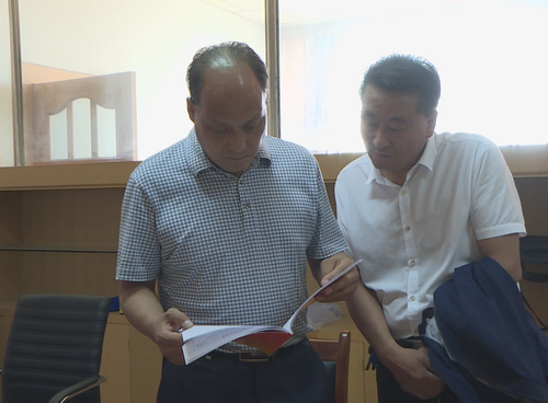 郭耀峰同志调研第二巡察组查看工作台帐