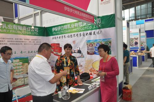 林玲副师长在伊力特乳业展位视察