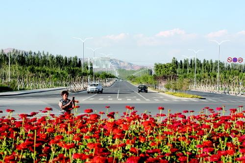 市民在道路景观前拍照(摄于8月31日)。