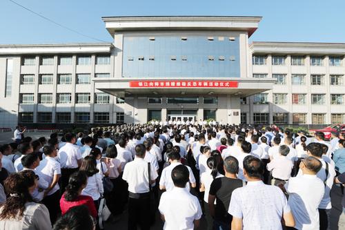【对口援疆2】9月5日,镇江市向四师可克达拉市捐赠维稳反恐车辆活动仪式在师市机关大楼前隆重举行%u3002朱远乐 摄