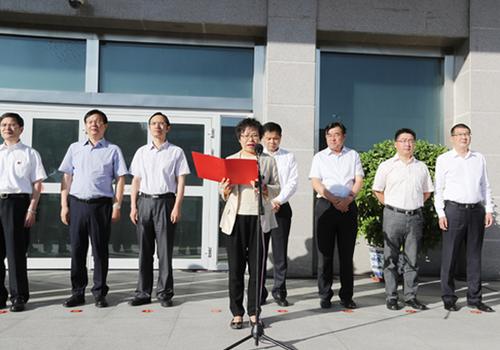 【对口援疆2】2师市党委常委、四师副师长林玲在捐赠仪式上致辞%u3002朱远乐 摄