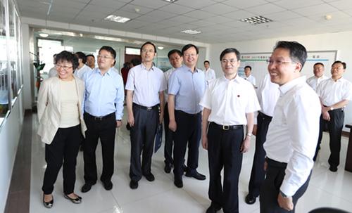 镇江市党政代表团视察镇江前指办公场所。朱远乐 摄