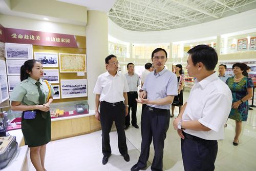 镇江市党政代表团考察六十二团金边博物馆。朱远乐 摄