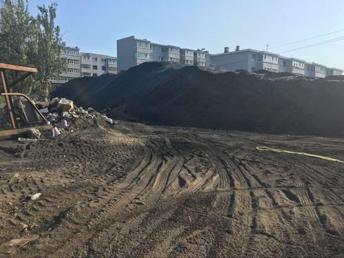 2017年9月2日，炉渣堆像小山一样矗立着