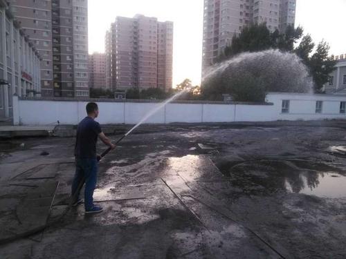 边清运、边洒水降尘2