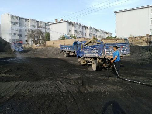 边清运、边洒水降尘