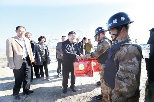 【要闻】10月1日，兵团党委常委、师市党委书记、四师政委钟波来到六十一团边境便民警务站亲切慰问执勤民兵%u3002朱远乐 摄