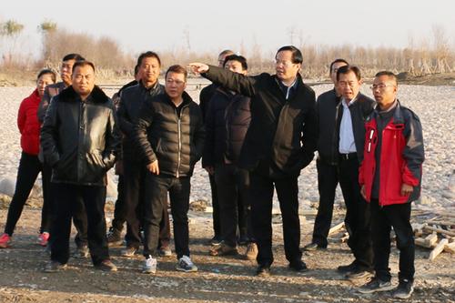 31-954330-11月17日，丁憬在可克达拉市各公园检查指导绿化工作2 (1)