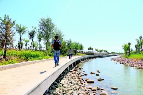 河边漫步 杨俊钦 摄