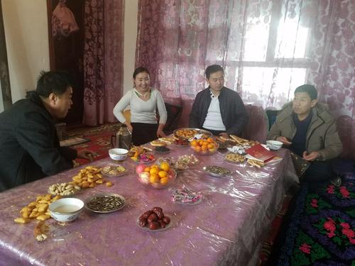 军鹏制盖有限公司沈立新同亲戚宣讲党的十九大精神