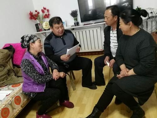 新月养殖合作社韩成功（回族）到汉族亲戚王敏家中宣传党的富民政策