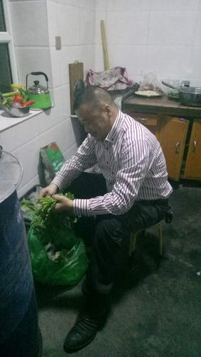 鑫强商贸有限公司李强帮亲戚做饭