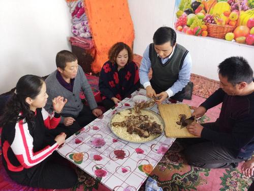寨口蜂业有限公司伍为民同亲戚共做拌面