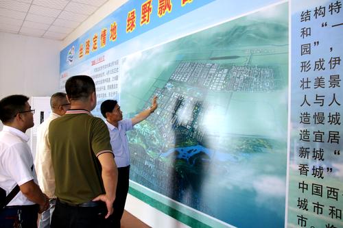 为客商讲解可克达拉市投资环境