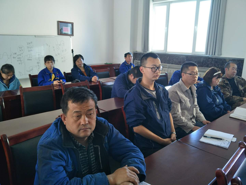 到会党员和干部在学习十一届三次全会精神