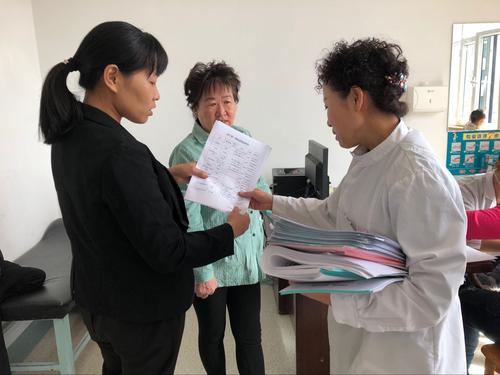 给家长讲解疫苗接种