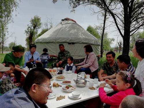 编办人员与亲戚共吃团圆饭