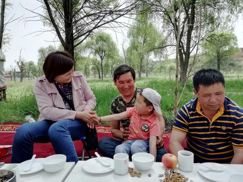编办主任李平与小朋友握手