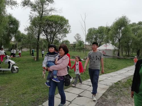 编办人员与亲戚一起散步