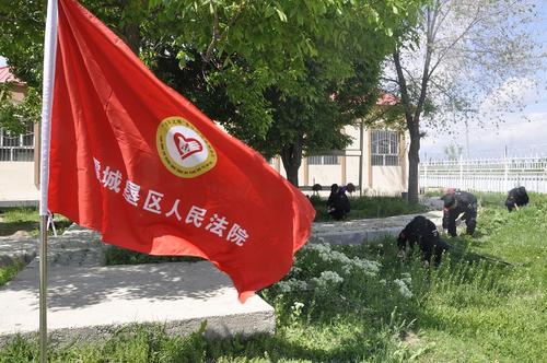 在连部清理草坪的垃圾