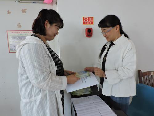 发放宣传资料