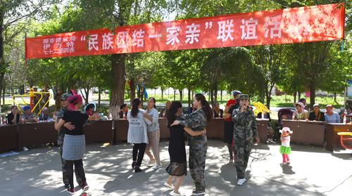 民汉交际浓，共跳现代舞