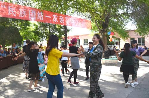 结亲干部与亲戚共跳民族舞