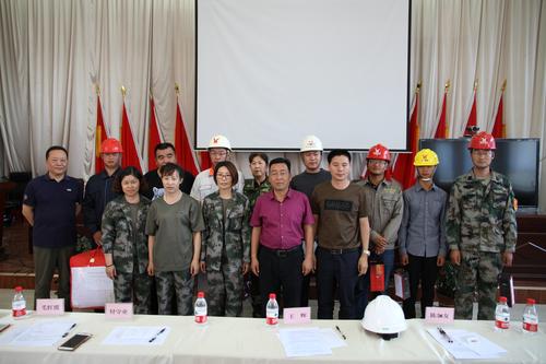 “安全生产月”演讲比赛评委与获奖选手合影