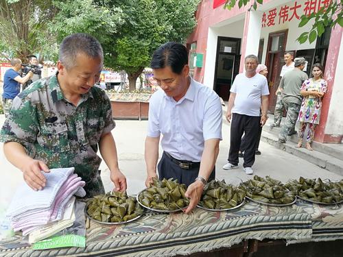 集中展示大家一起包好的粽子