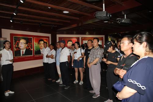 参观伊犁州纪委“伊犁清风”廉洁文化展示馆