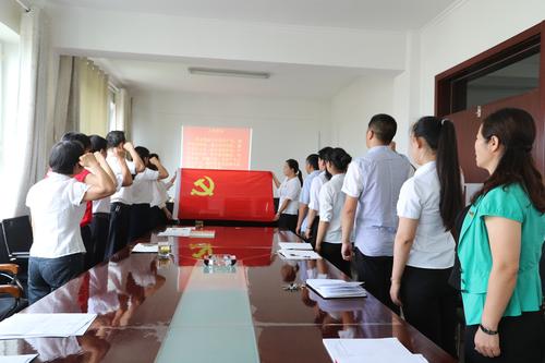 7月2日，师市机关第四支部开展“党旗映天山”主题党日活动