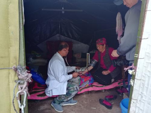 图为医生给牧民量血压