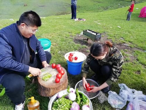 编办人员同亲戚一起做饭