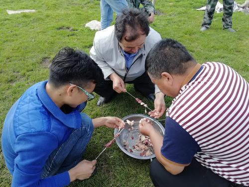 魏志聪正在与亲戚串肉