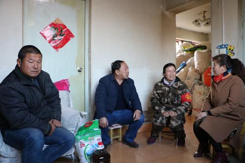 2018年11月5日，师市残联郑海林理事长一行慰问67团贫困残疾人廖明强家庭，并送去清油、大米