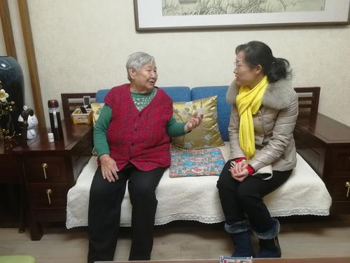 看望慰问离休干部遗属鲁兰英
