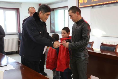 四师关工委常务副主任范亚军发放助学金