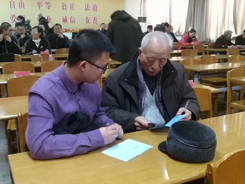 退休干部与新职工交流并填写结对卡