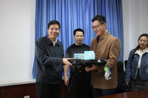 兵团人社局孙副局长给“三支一扶”大学生发放慰问品