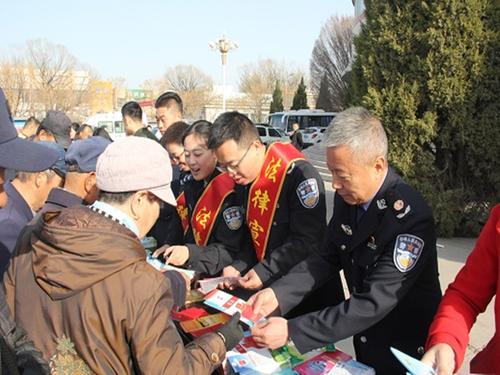 师市司法局向来往群众进行普法宣传