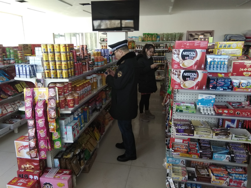 检查学校周边食品经营商铺