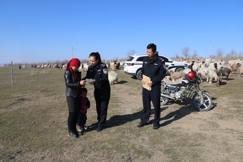 向牧民派发宣传单1