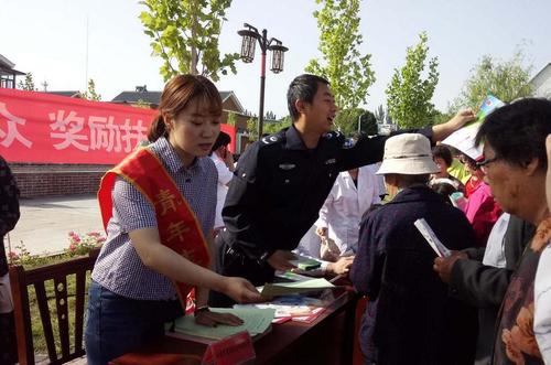 5月20日上午，六十九团司法所联合多部门开展第29个“全国助残日”主题宣传活动-1_副本